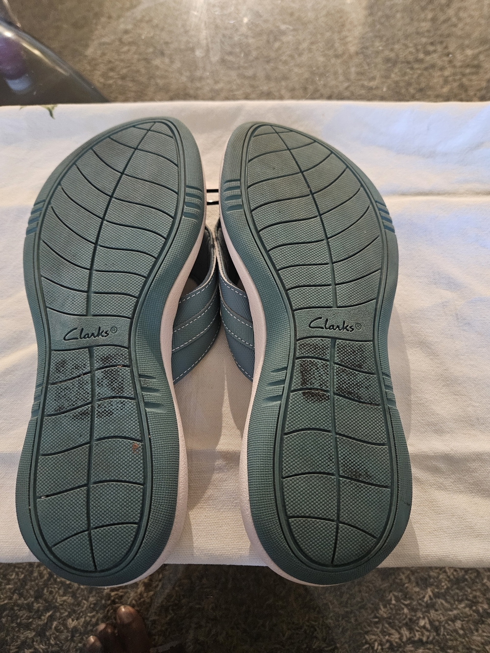 Clarks Teal Cloudsteppers Slip-On Thong Sandals - Picture 9 of 10